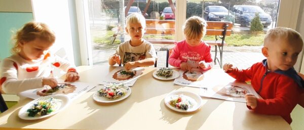 Misie wykonują pracę plastyczną z wykorzystaniem różnorodnych faktur włóczki.