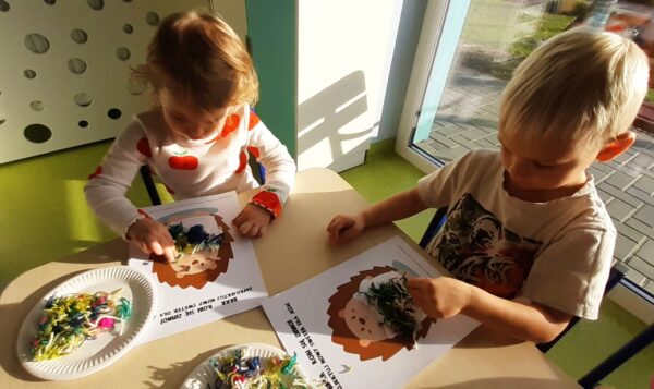 Misie wykonują pracę plastyczną z wykorzystaniem różnorodnych faktur włóczki.