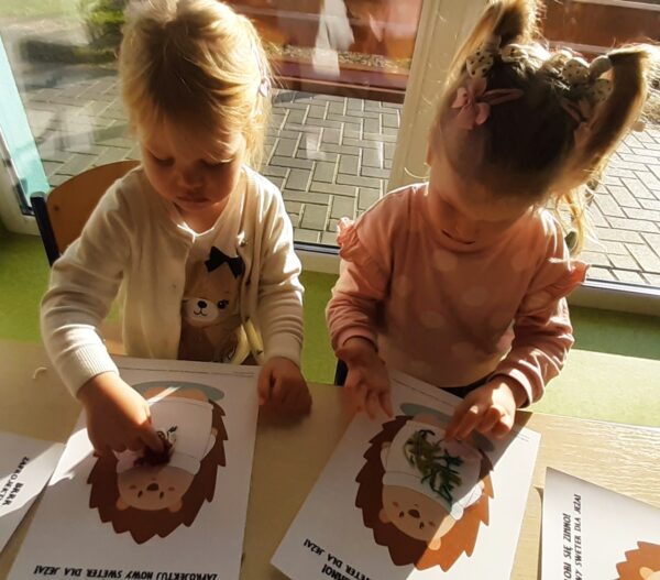 Misie wykonują pracę plastyczną z wykorzystaniem różnorodnych faktur włóczki.