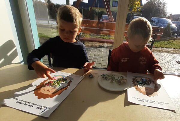 Misie wykonują pracę plastyczną z wykorzystaniem różnorodnych faktur włóczki.