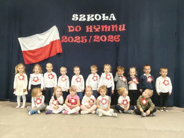 Misie biorą udział w akcji "Szkoła do hymnu".