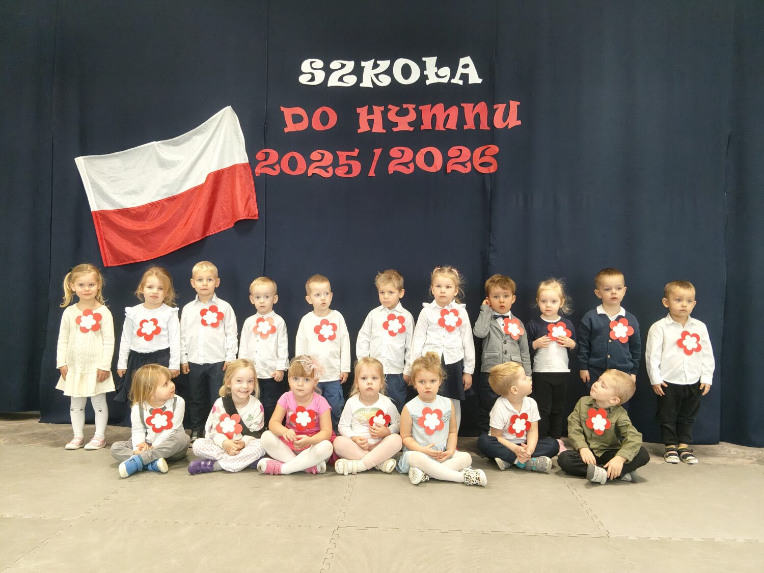 Misie biorą udział w akcji "Szkoła do hymnu".