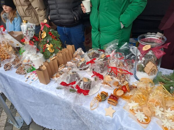 Stoisko z ozdobami świątecznymi i wypiekami