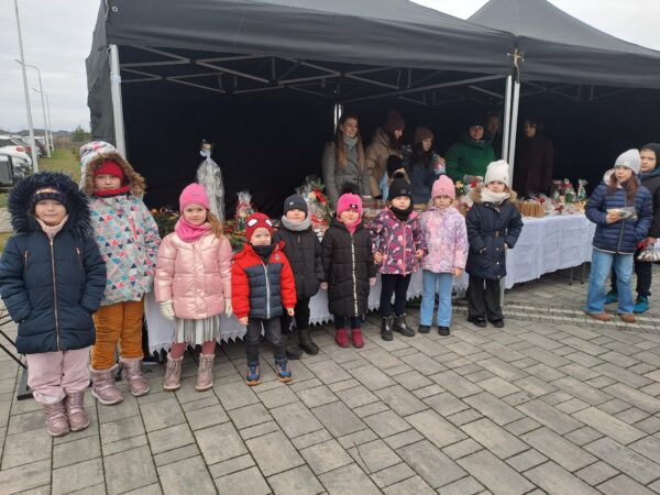 Przedszkolaki pomagające przy kiermaszu
