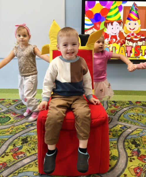 Jaś świętuje w przedszkolu 3. urodzinki.