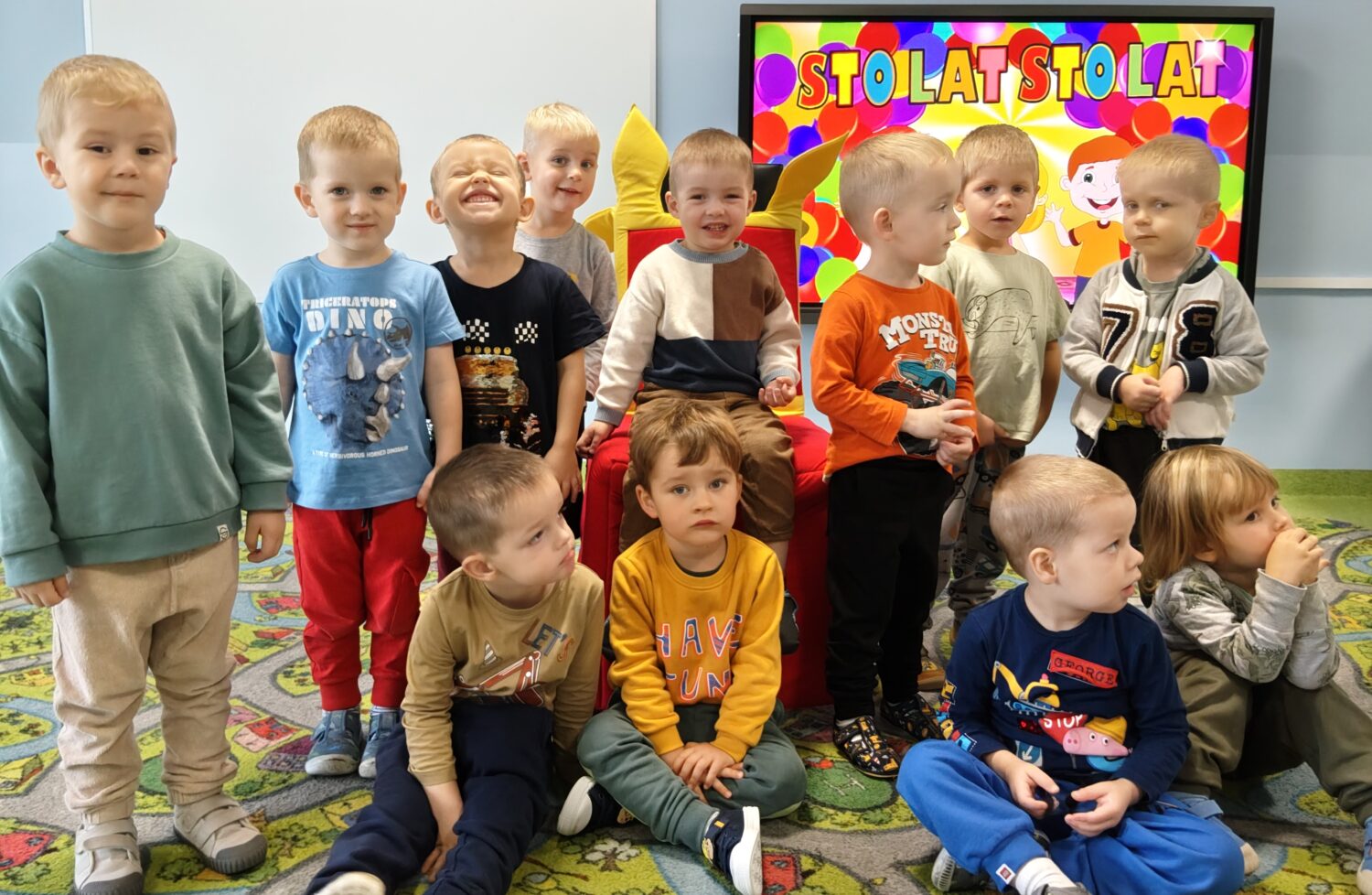 Jaś świętuje w przedszkolu 3. urodzinki.