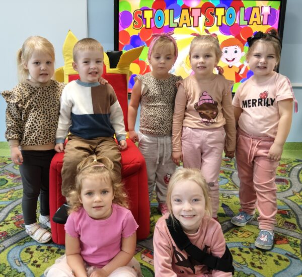 Jaś świętuje w przedszkolu 3. urodzinki.