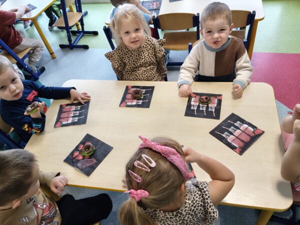 Misie jedzą urodzinowe słodkości przygotowane przez rodziców Jasia.