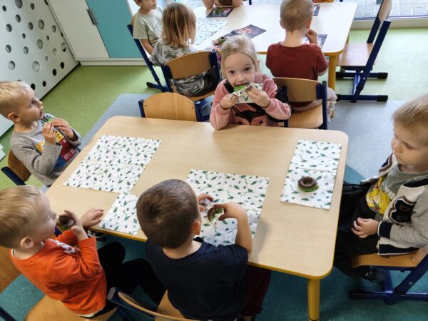 Misie jedzą urodzinowe słodkości przygotowane przez rodziców Jasia.