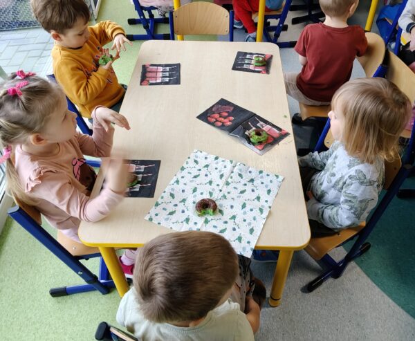 Misie jedzą urodzinowe słodkości przygotowane przez rodziców Jasia.