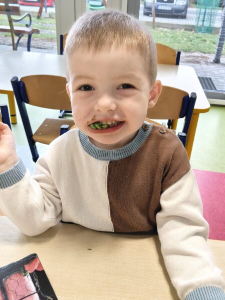 Jaś świętuje w przedszkolu 3. urodzinki.