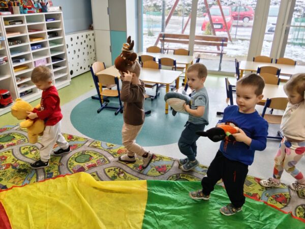 Maluszki biorą udział w zabawach z okazji obchodów Światowego Dnia Misia.