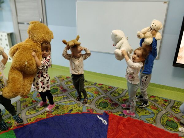 Maluszki biorą udział w zabawach z okazji obchodów Światowego Dnia Misia.