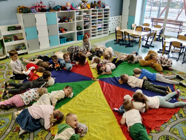 Maluszki biorą udział w zabawach z okazji obchodów Światowego Dnia Misia.