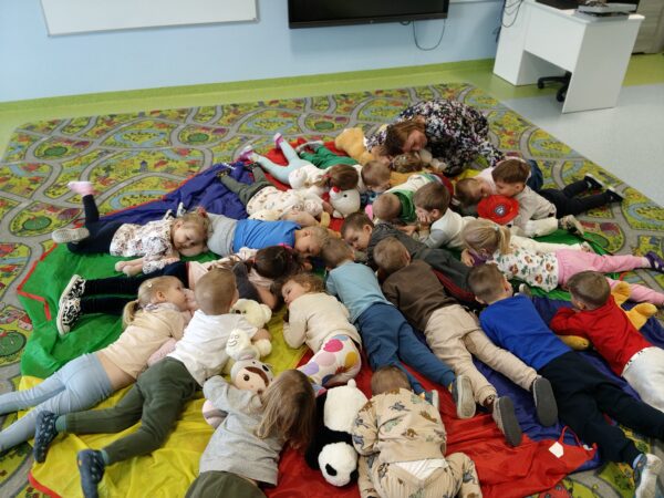 Maluszki biorą udział w zabawach z okazji obchodów Światowego Dnia Misia.