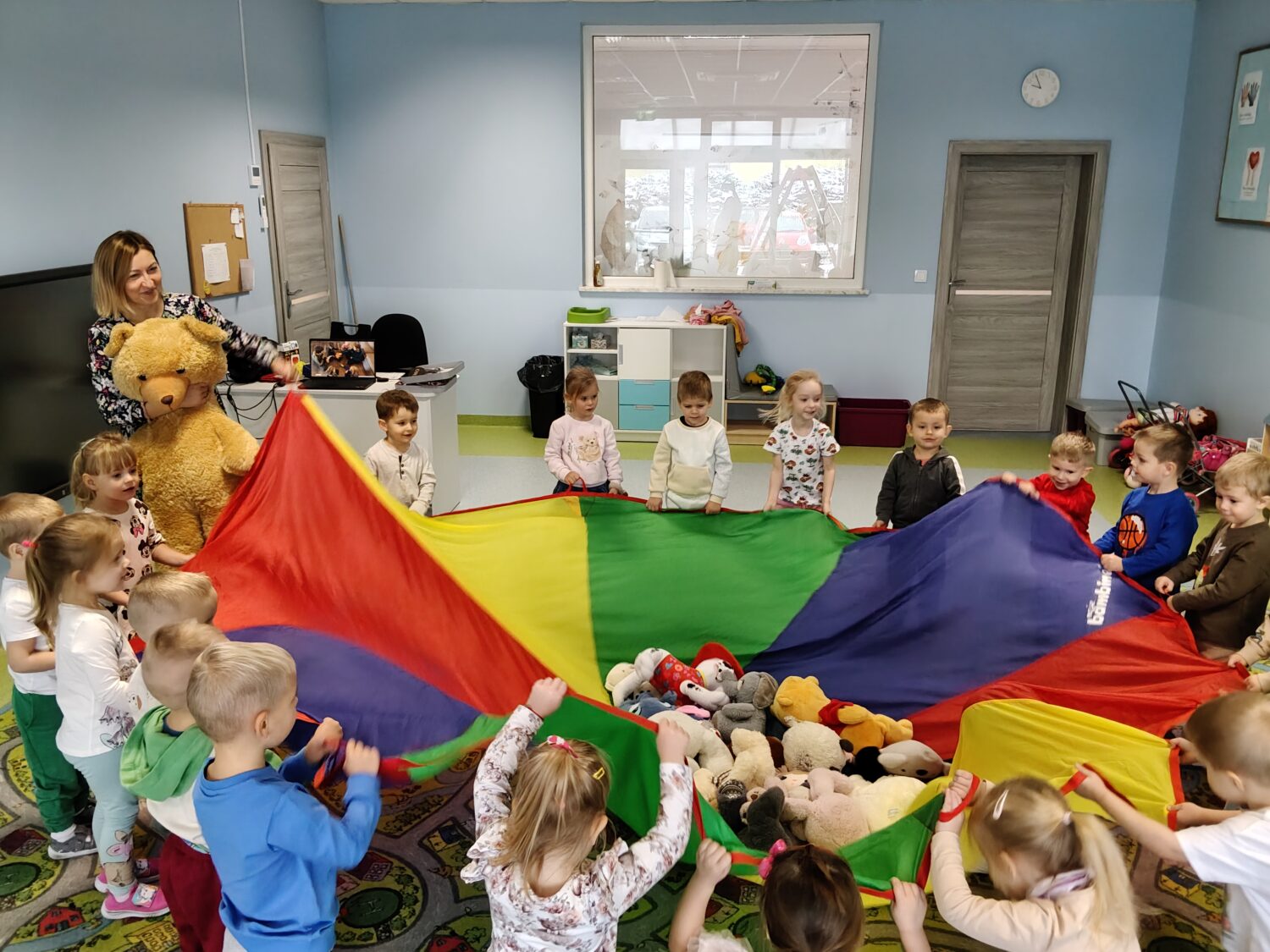 Maluszki biorą udział w zabawach z okazji obchodów Światowego Dnia Misia.