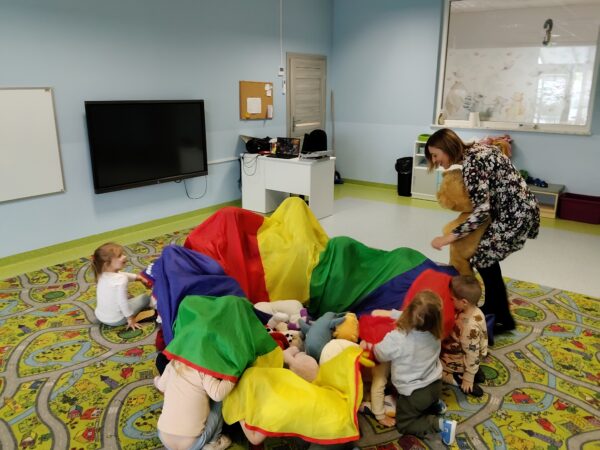 Maluszki biorą udział w zabawach z okazji obchodów Światowego Dnia Misia.