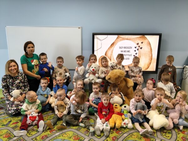 Pamiątkowe zdjęcie Misiów z okazji świętowania Światowego Dnia Misia.