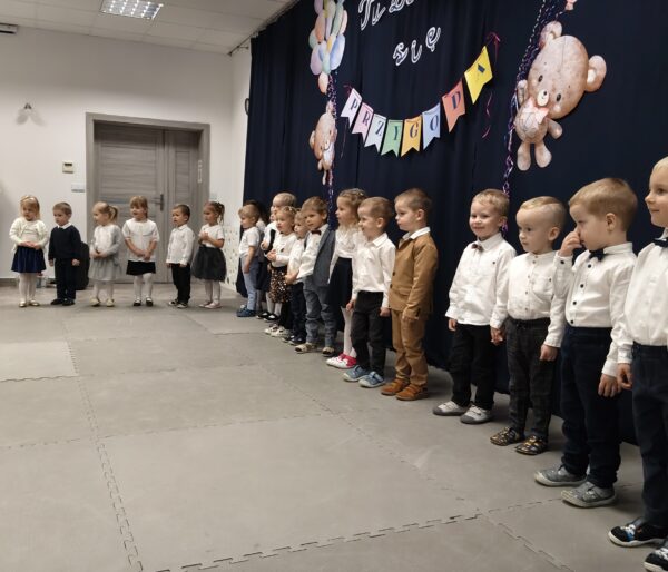 Misie biorą udział w uroczystości pasowania na przedszkolaka.