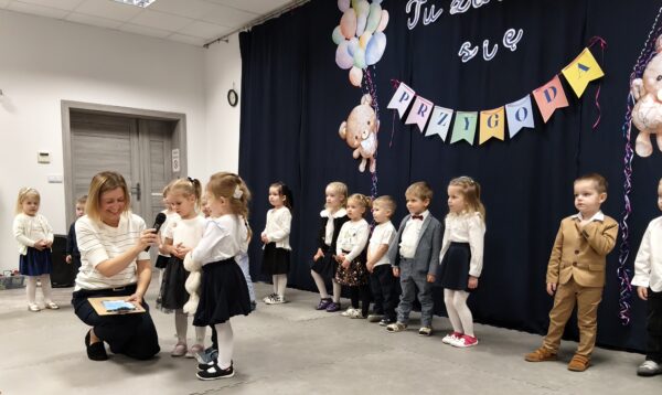 Misie biorą udział w uroczystości pasowania na przedszkolaka.