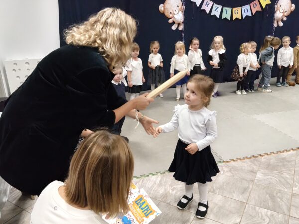 Gabrysia zostaje pasowana przez panią dyrektor na przedszkolaka.