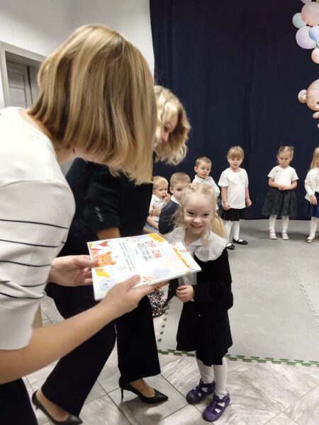 Karolcia zostaje pasowana przez panią dyrektor na przedszkolaka.