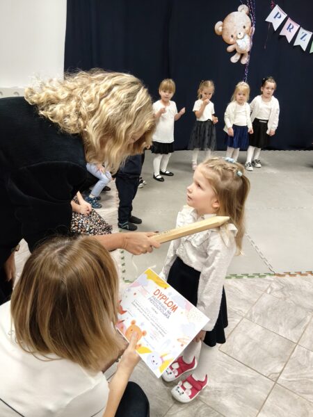 Wiktorka zostaje pasowana przez panią dyrektor na przedszkolaka.