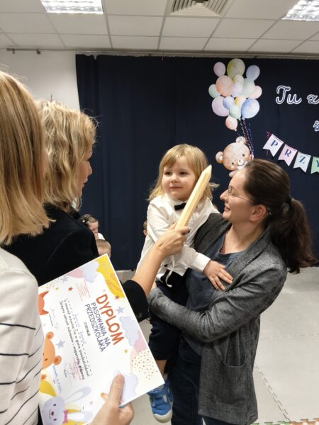 Rysio zostaje pasowany przez panią dyrektor na przedszkolaka.