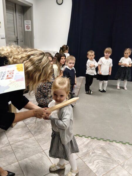 Zosia zostaje pasowana przez panią dyrektor na przedszkolaka.