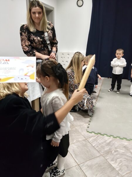 Julcia zostaje pasowana przez panią dyrektor na przedszkolaka.