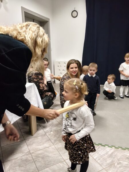 Lidzia zostaje pasowana przez panią dyrektor na przedszkolaka.