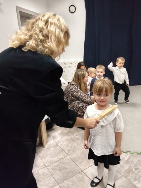 Darusia zostaje pasowana przez panią dyrektor na przedszkolaka.