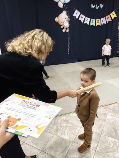 Michałek zostaje pasowany przez panią dyrektor na przedszkolaka.