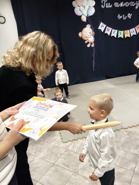 Kacperek zostaje pasowany przez panią dyrektor na przedszkolaka.