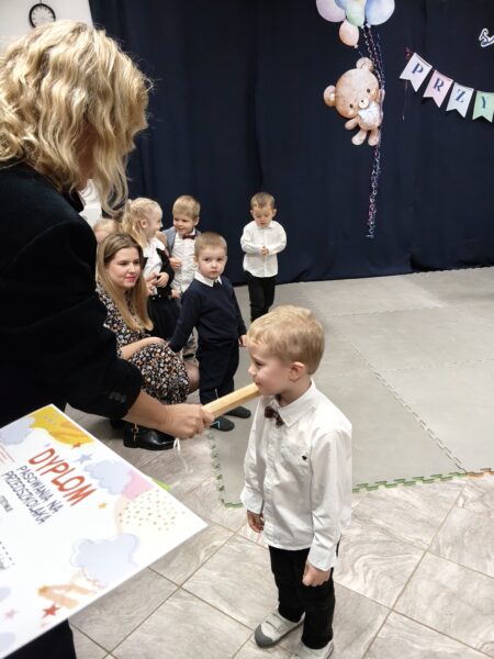 Iwo zostaje pasowany przez panią dyrektor na przedszkolaka.