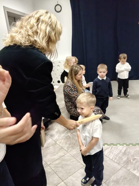 Kacperek zostaje pasowany przez panią dyrektor na przedszkolaka.