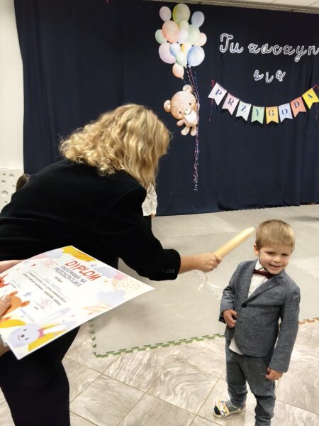 Kubuś zostaje pasowany przez panią dyrektor na przedszkolaka.