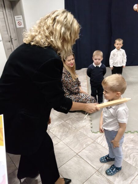 Filipek zostaje pasowany przez panią dyrektor na przedszkolaka.