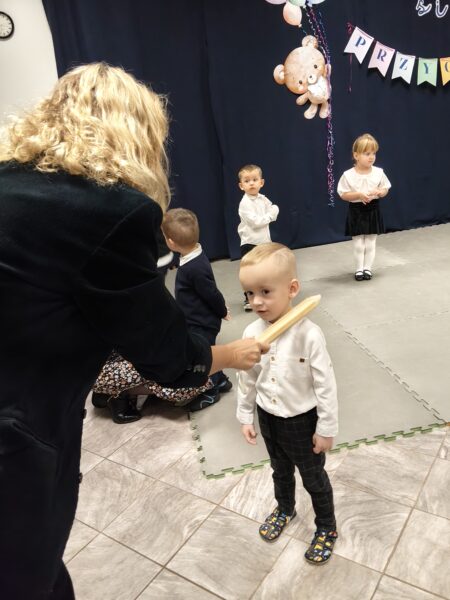 Krzyś zostaje pasowany przez panią dyrektor na przedszkolaka.