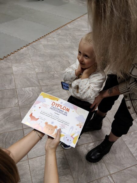 Oskarek zostaje pasowany przez panią dyrektor na przedszkolaka.