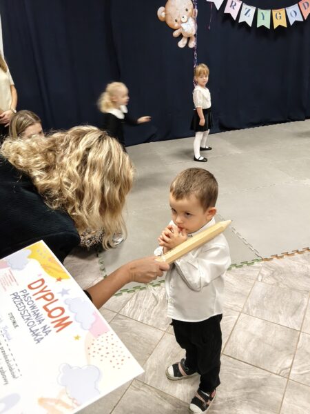 Wojtuś zostaje pasowany przez panią dyrektor na przedszkolaka.