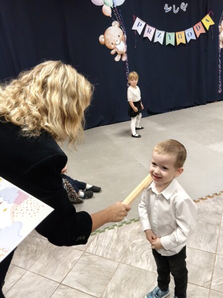 Szymonek zostaje pasowany przez panią dyrektor na przedszkolaka.