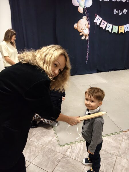 Franio zostaje pasowany przez panią dyrektor na przedszkolaka.