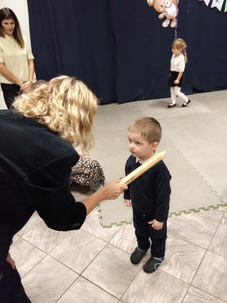 Jaś zostaje pasowany przez panią dyrektor na przedszkolaka.