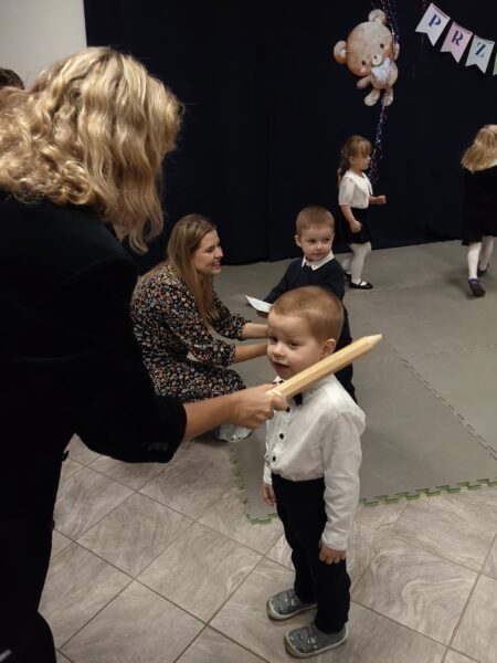 Szymuś zostaje pasowany przez panią dyrektor na przedszkolaka.