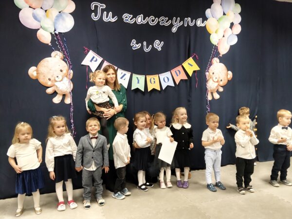 Pamiątkowe zdjęcie z uroczystości pasowania na przedszkolaka.