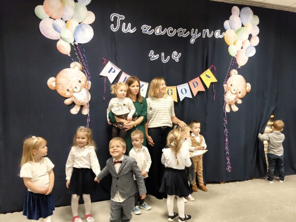 Pamiątkowe zdjęcie z uroczystości pasowania na przedszkolaka.