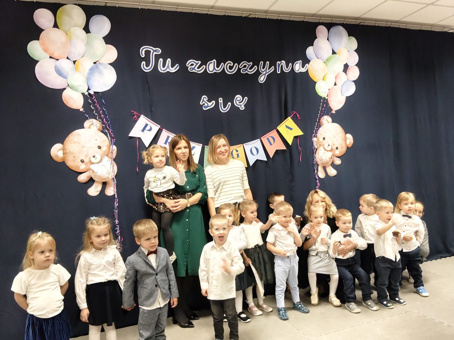 Pamiątkowe zdjęcie z uroczystości pasowania na przedszkolaka.