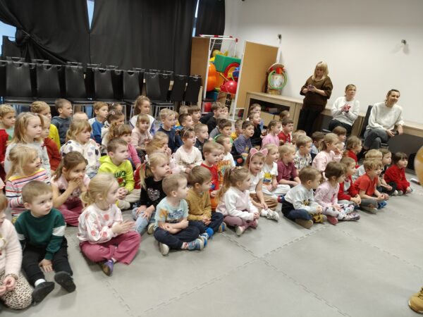 Przedszkolaki z zainteresowaniem słuchają koncertu Małej Orkiestry Dni Naszych