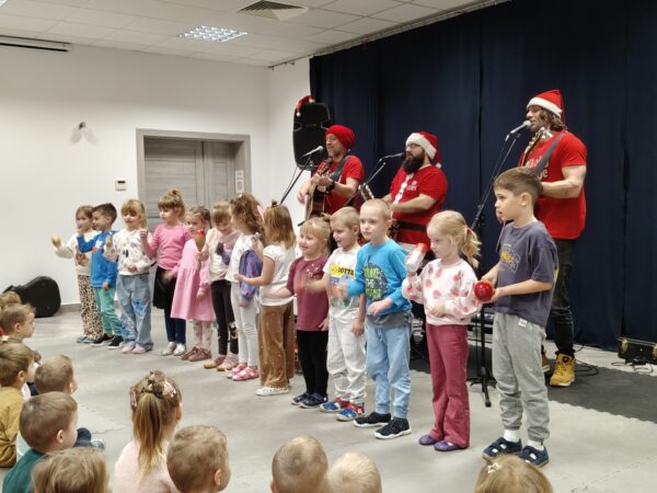 Dzieci wspólnie śpiewają z zespołem